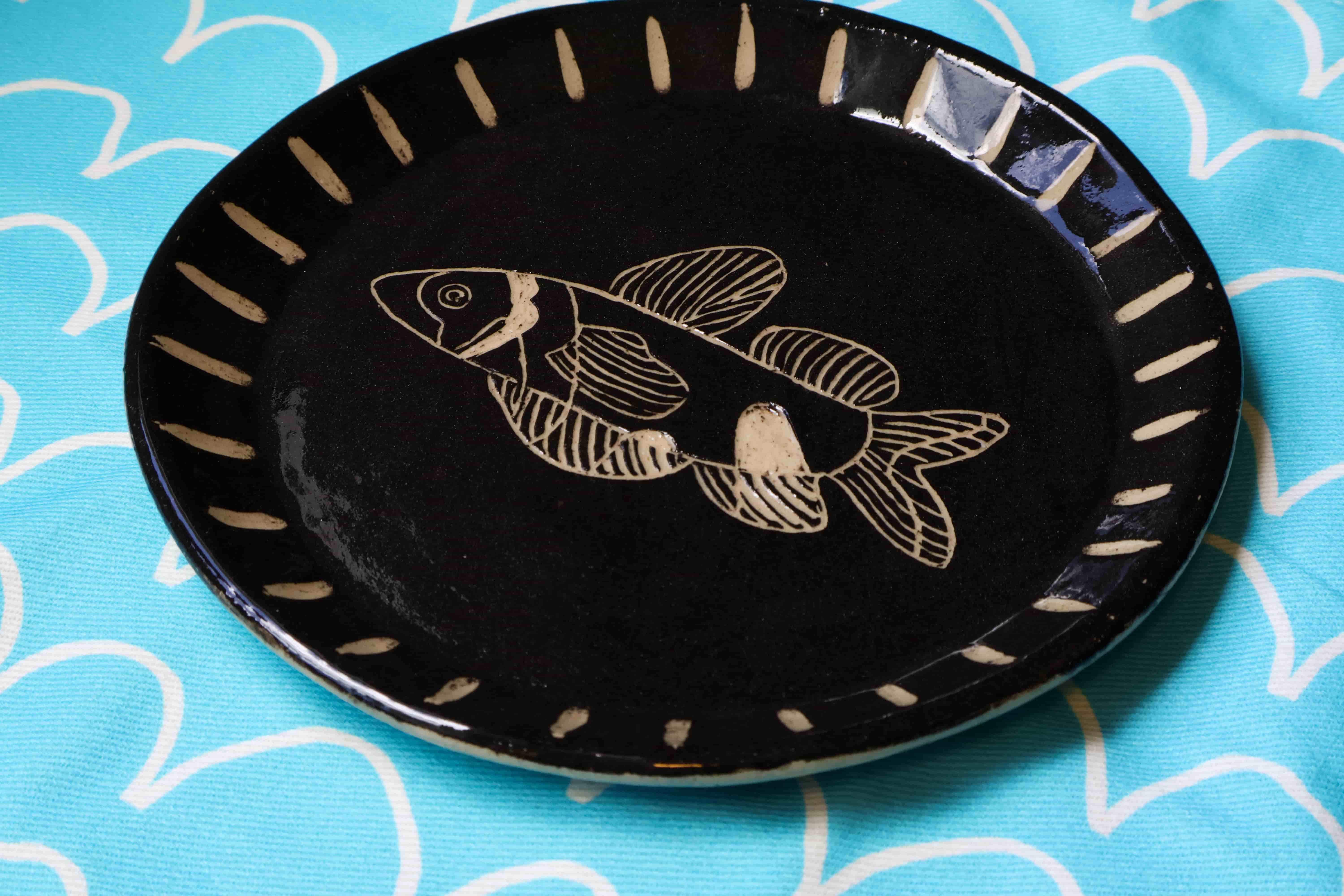 Prato preto com peixe koi em sgraffito