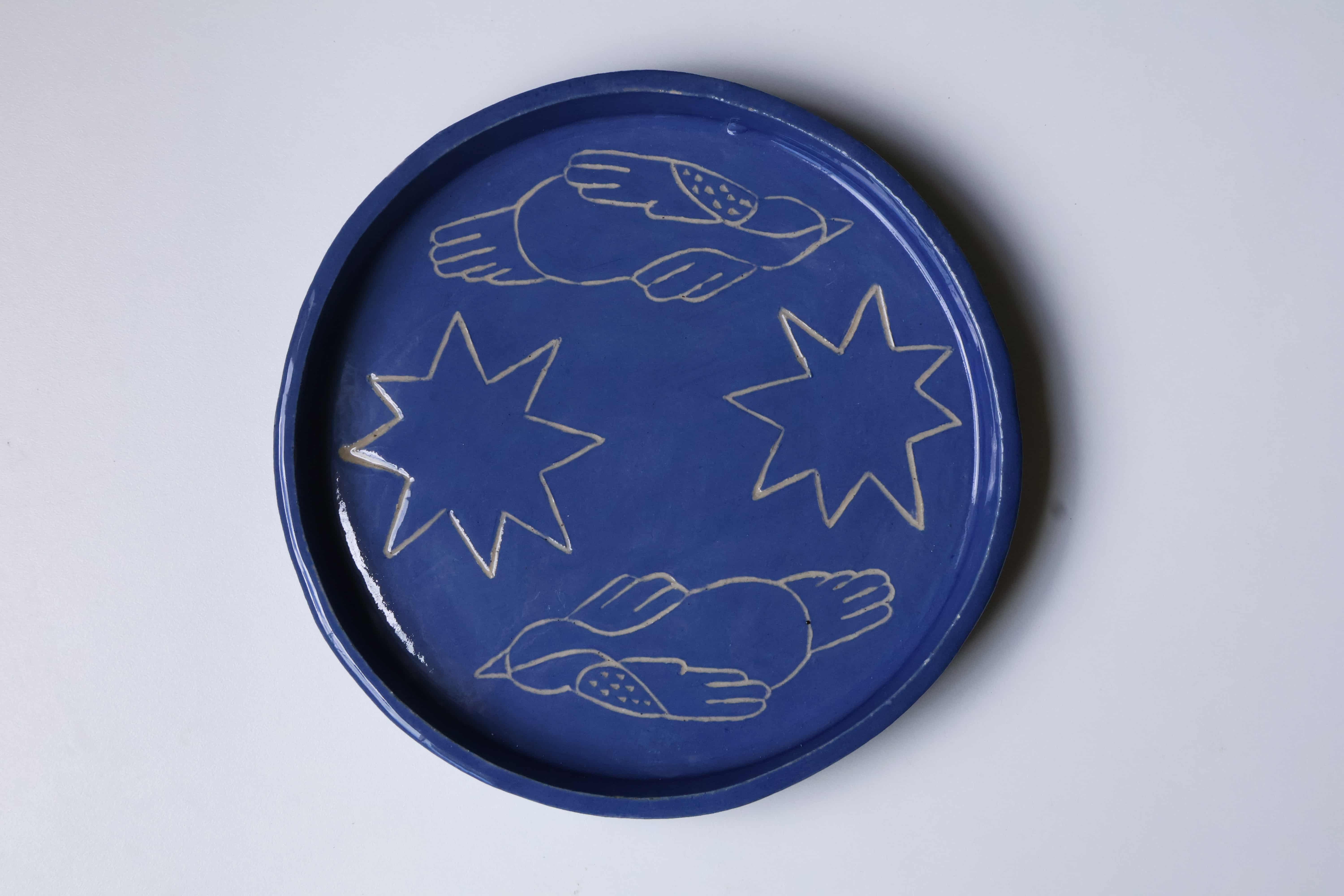 Prato azul cobalto com pássaros e estrelas em sgraffito